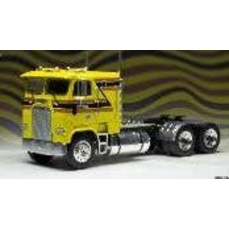 1/43 Freightliner FLA 1993 Yellow